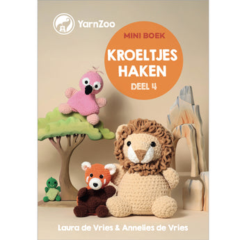 Book cover of 'Kroeltjes Haken Deel 4' by YarnZoo with crocheted animals on a beige background