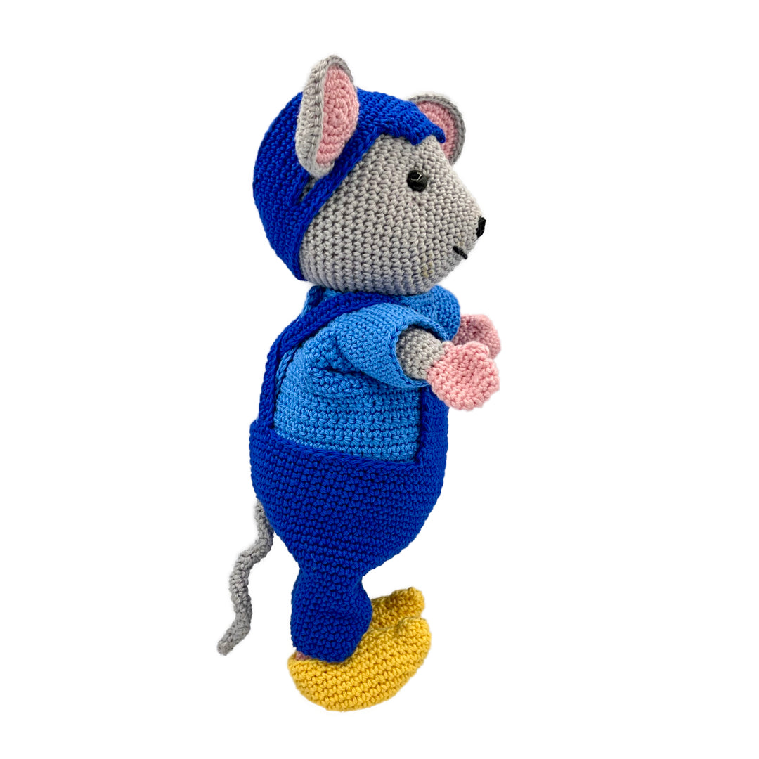 Crochet pattern Farmer Mouse from the side