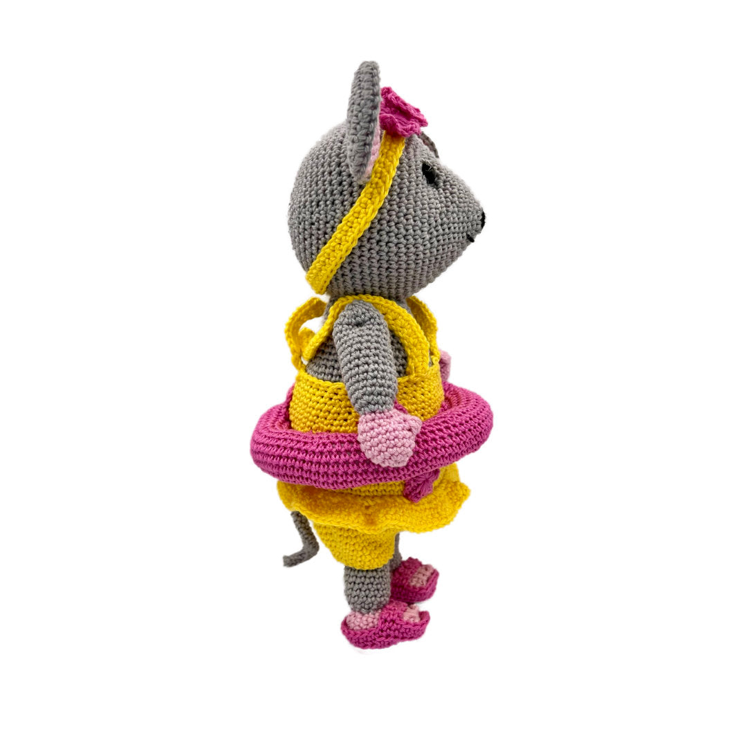 Crochet pattern Summer Mouse from aside